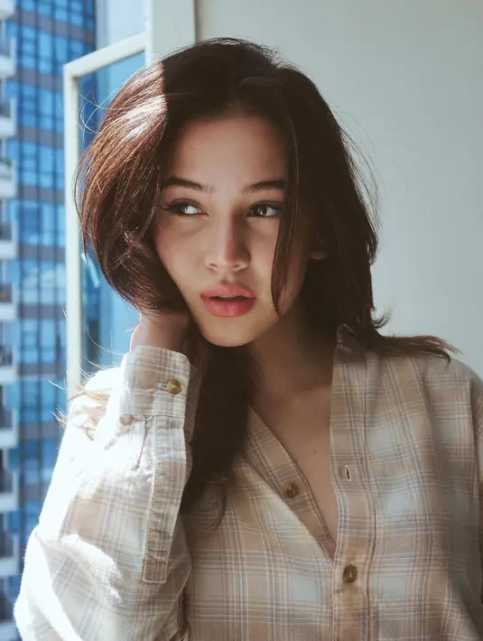 Ini juga potret cantik Sandrinna di bawah sinar matahari langsung. Ia membiarkan rambut panjangnya tergerai begitu saja dengan riasan wajah minimalis yang justru berhasil memancarkan kecantikan naturalnya. [Foto: Instagram/sandrinna_11]