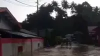 Banjir yang terjadi di kompleks SMKN 3 Bitung yang berada di Pulau Lembe, Kota Bitung, Sulut, Minggu (7/4/2024).