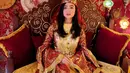 Selain wisata alam, religi, dan sejarah, berkunjung ke Turki bisa mencoba sensasi pemotretan dengan memakai busana khas negara tersebut. Tampil bak menjadi permaisuri sultan, gaya Febby Rastanty ini pun terlihat semakin anggun. (Liputan6.com/IG/@febbyrastanty)