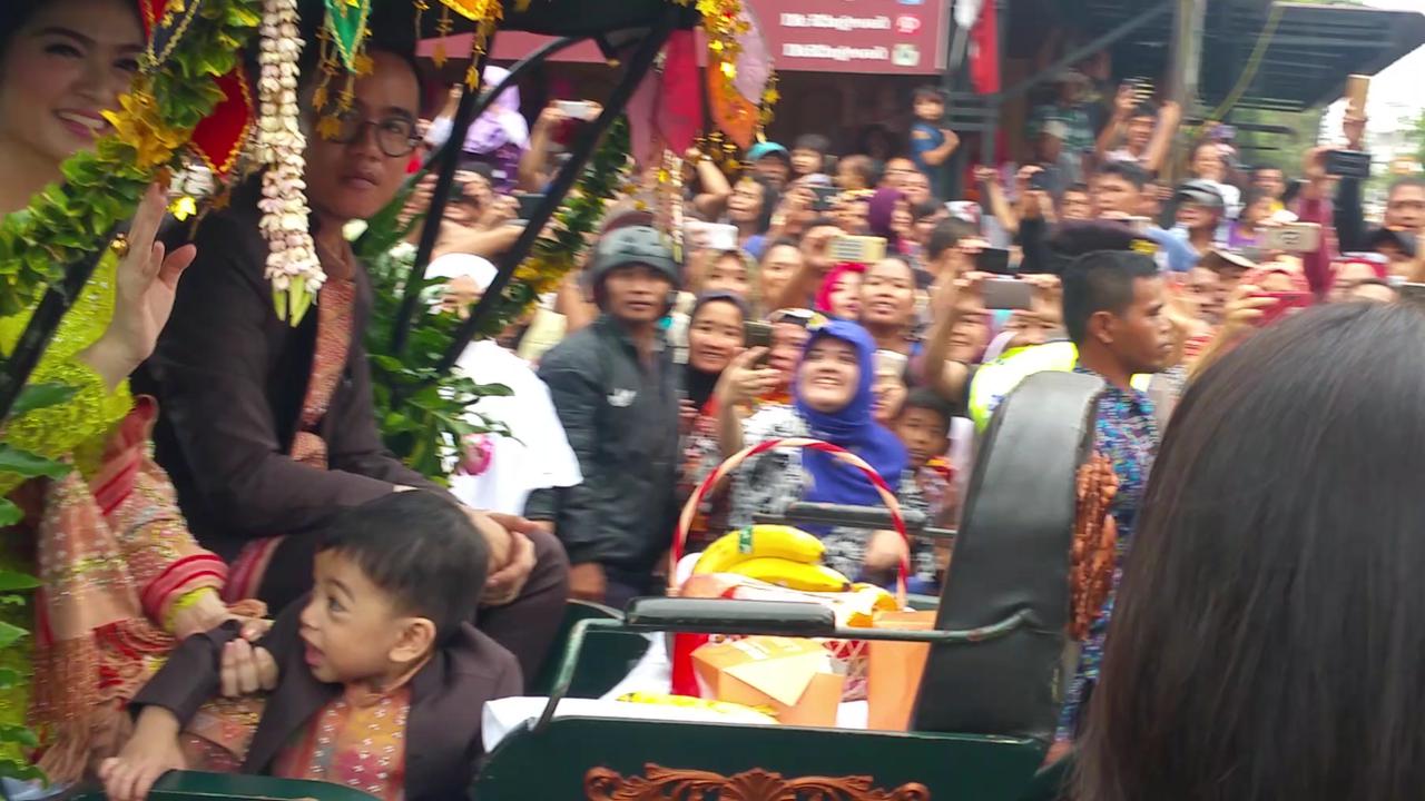 Selvi Ananda memegang erat anaknya, yang merupakan cucu pertama Presiden Jokowi, Jan Ethes Srinarendra.