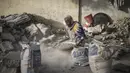 Habiba, penghancur kerikil berusia 50-60 tahun, mengayak dengan saringan improvisasi untuk memisahkan kerikil dari pasir di dekat Cite International des Affaires, N'Djamena, Chad, 12 April 2021. Dalam debu dan panas, wanita Chad menghancurkan kerikil untuk memenuhi kebutuhan. (MARCO LONGARI/AFP)