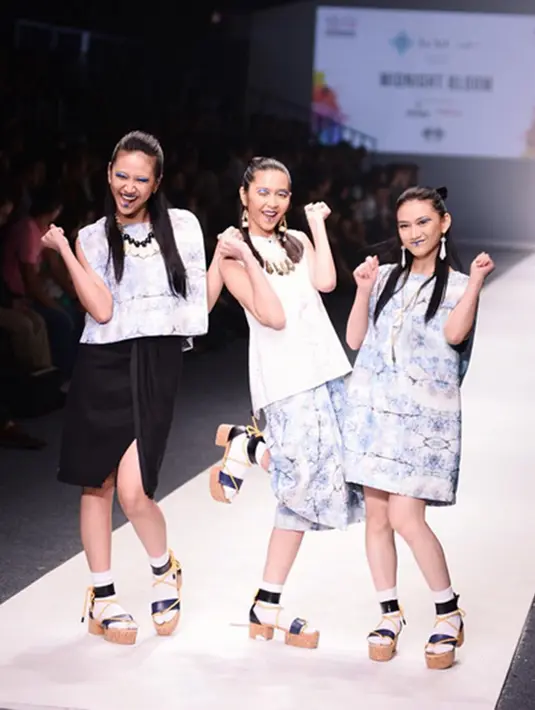 Ketiga member JKT48 keluar dengan pakaian dan make up bernuansa biru. Melody berjalan paling depan dengan percaya diri. Diikuti Veranda, lantas Shania paling belakang. (Via Instagram/@Lunahabit)