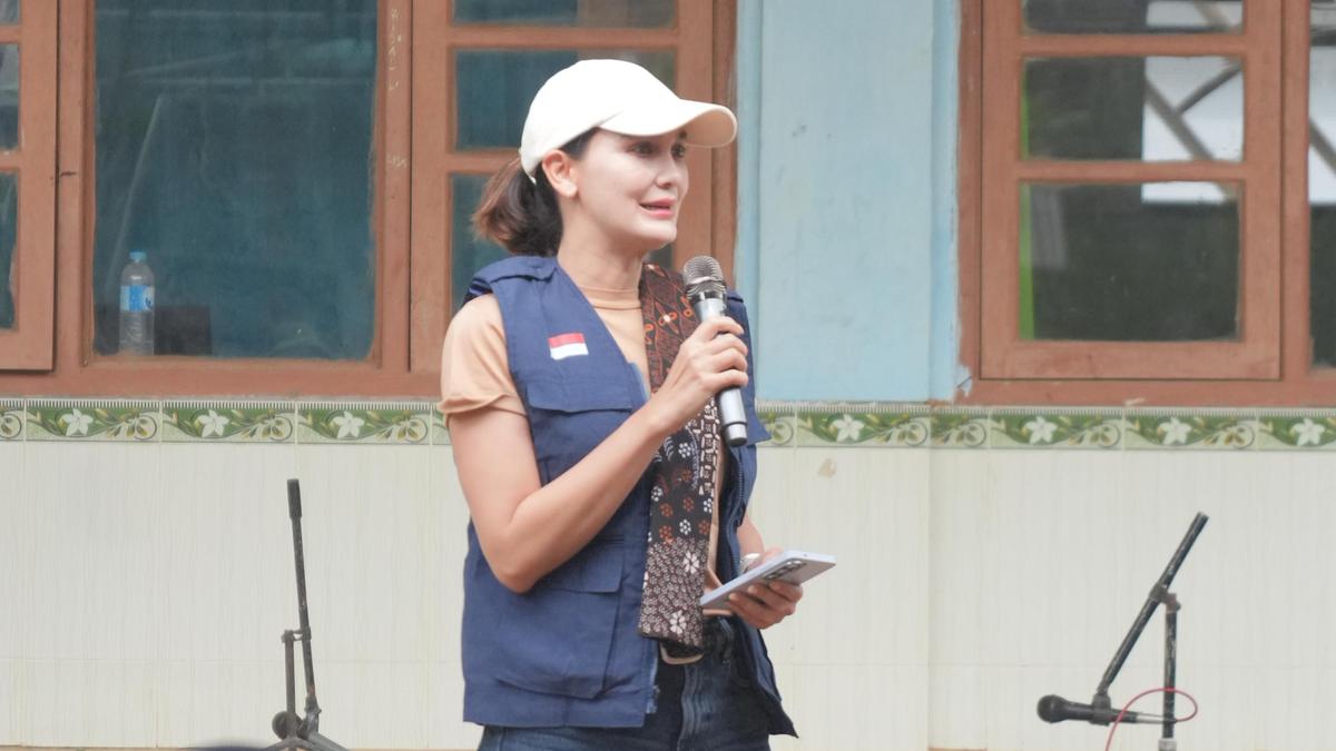 6 Potret Luna Maya Kunjungi Madura, Renovasi Sekolah Demi Ciptakan Lingkungan Belajar yang Layak