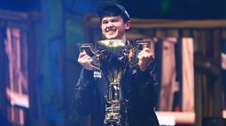 Remaja AS, Kyle Giersdorf alias Bugha merayakan kemenangannya pada turnamen game Piala Dunia Fornite kategori tunggal di Arthur Ashe Stadium, New York, Minggu (28/7/2019). Remaja 16 tahun ini membawa pulang hadiah senilai 3 juta dollar AS atau setara Rp 42 miliar. (Mike Stobe/Getty Images/AFP)