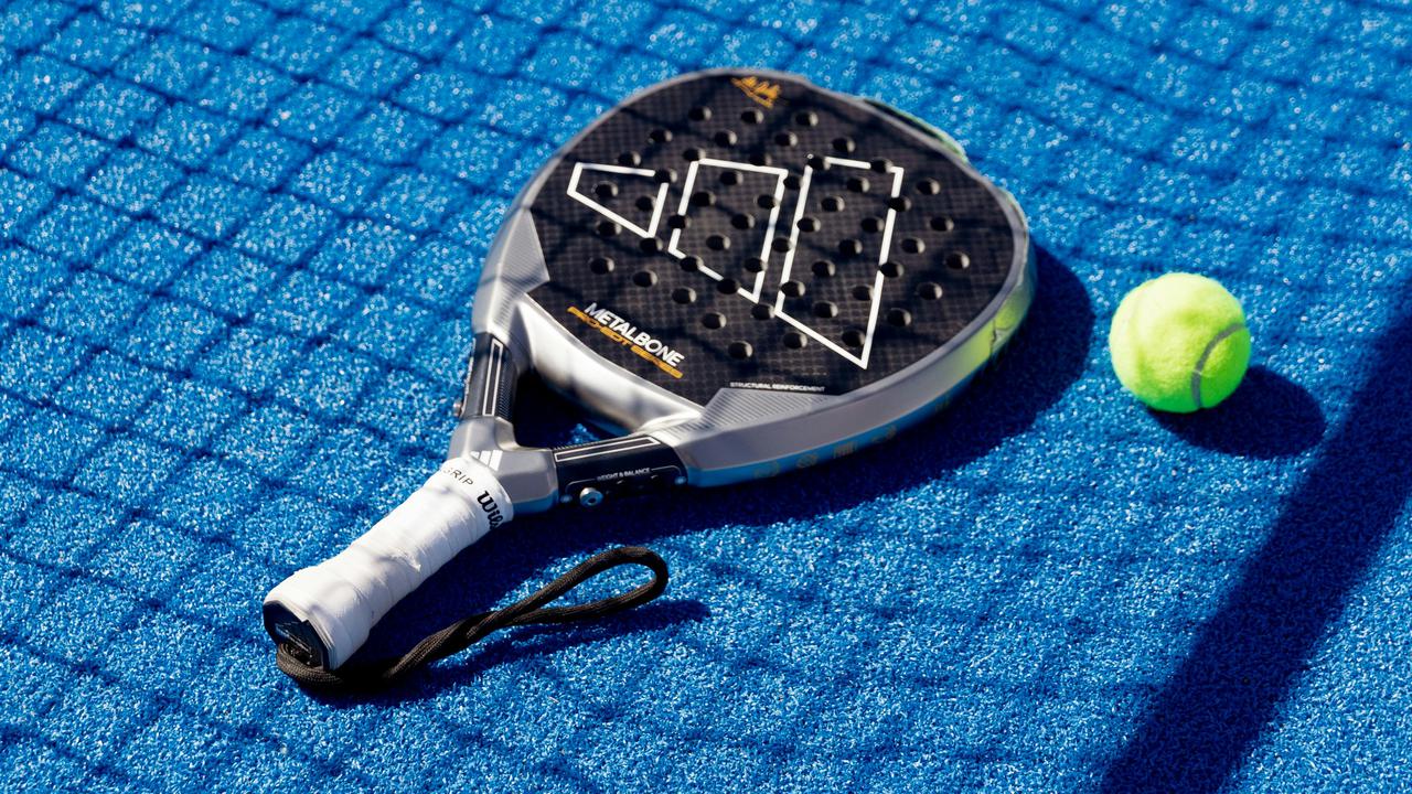 Intip Trik Aman dan Praktis Bawa Raket Padel Naik Skutik, Jangan Hanya di Dek Kaki