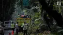 Petugas pertamanan DKI Jakarta membersihkan pohon usai dipangkas di Jalan Sutan Syahrir, Jakarta, Kamis (15/8/2019). Pemangkasan pohon tersebut dilakukan untuk menghidari pohon tumbang yang diakibatkan oleh angin dan hujan lebat saat musim penghujan tiba. (Liputan6.com/Faizal Fanani)