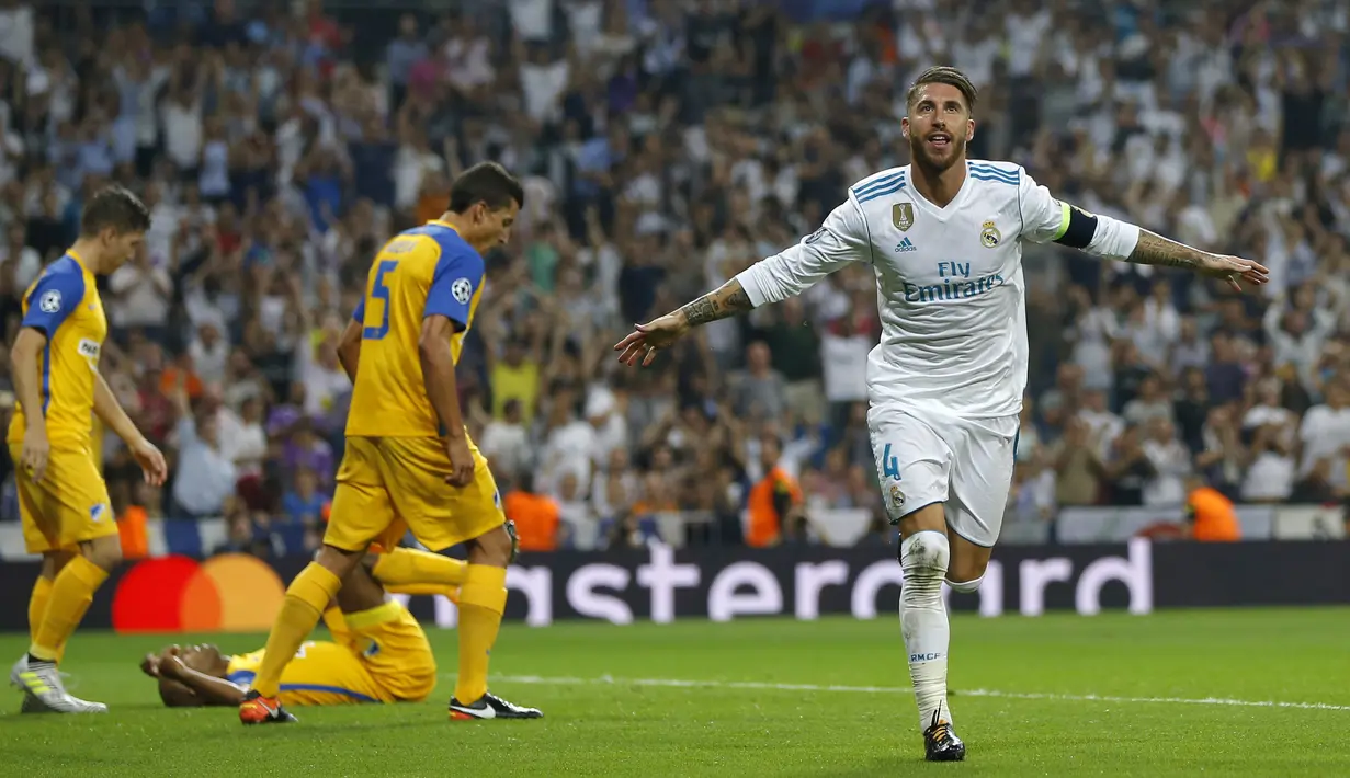 Selebrasi Sergio Ramos setelah mencetak gol ke gawang APOEL Nicosia pada laga grup H Liga Champions di Santiago Bernabeu stadium, Madrid, (13/9/2017). Real Madrid Menang 3-0. (AP/Francisco Seco)