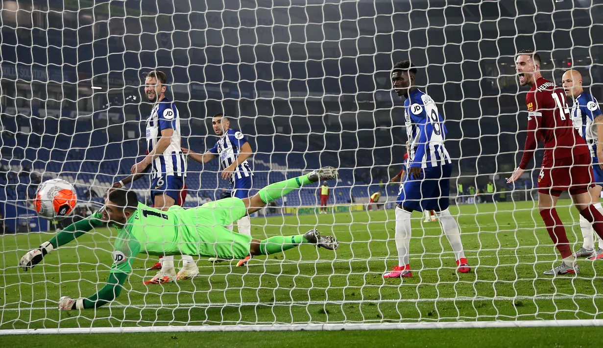 Kiper Brighton & Hove Albion Mathew Ryan gagal mengamankan gawangnya dari gol yang dicetak striker Liverpool, Mohamed Salah pada lanjutan pertandingan Liga Inggris di Stadion Falmer, Kamis (9/7/2020) dini hari WIB. Liverpool berhasil kalahkan Brighton dengan skor 3-1. (AP Photo/Catherine Ivill,Pool)
