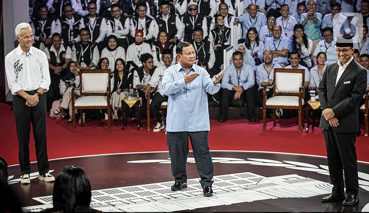 Tiga Calon Presiden, Ganjar Pranowo, Prabowo Subianto dan Anies Baswedan (kiri ke kanan) saat debat perdana Pilpres 2024 di halaman Gedung Komisi Pemilihan Umum (KPU), Selasa (12/12/2023). (Liputan6.com/Faizal Fanani)