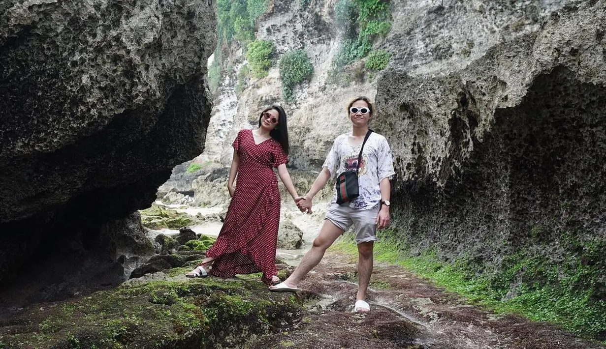 Bukan hanya itu, Maia juga menceritakan bahwa sahabatnya, Mey Chan tertawa melihat Dul berpacaran dengan Tissa Biani. Menurutnya, pasangan muda tersebut tampak sangat bahagia. (Instagram/duljaelani)