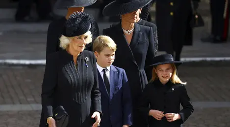 Permaisuri Camilla, Pangeran George dan Putri Charlotte. (Hannah Mckay/Pool Photo via AP)
