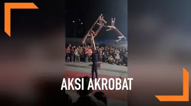 Aksi akrobat seorang pria mengangkat tujuh bangku dengan mulut di China. Diketahui ia memulai belajar akrobat sejak 30 tahun lalu.