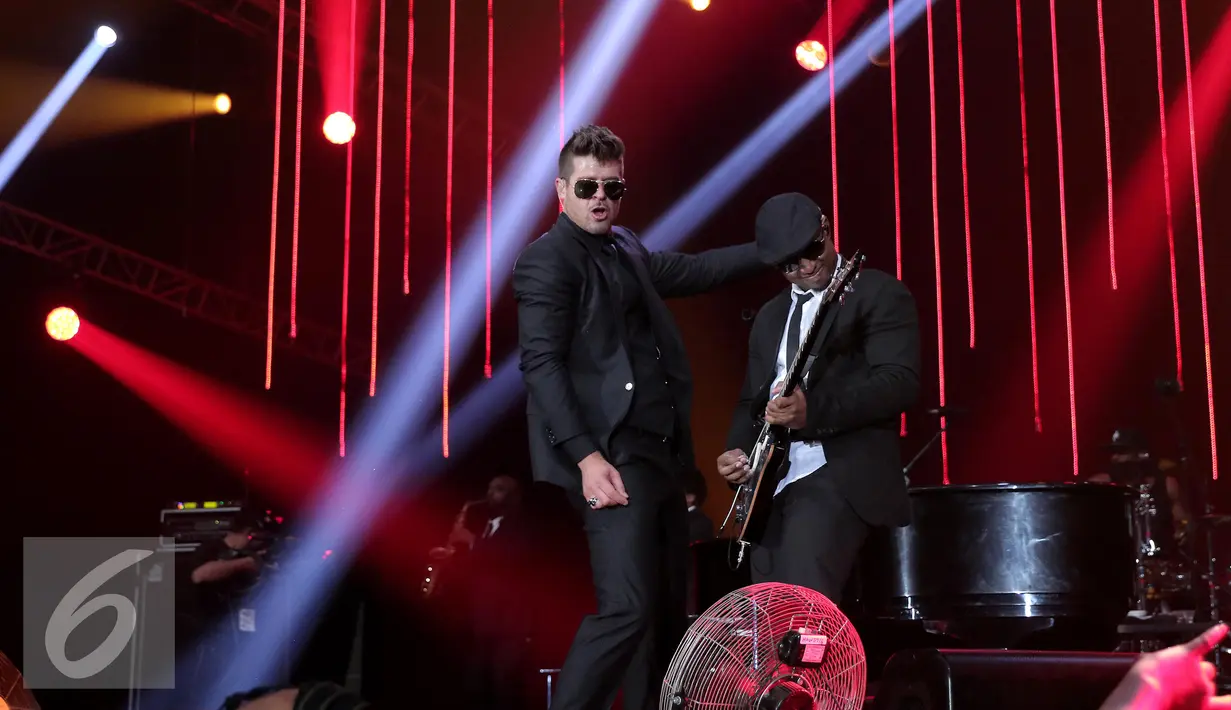 Penyanyi Robin Thicke saat beraksi dalam acara Java Jazz Festival 2016 di JIExpo, Jakarta, Jumat (4/3). Sebanyak 100 pertunjukkan musik ditampilkan dalam Java Jazz Festival 2016. (Liputan6.com/Angga Yuniar)