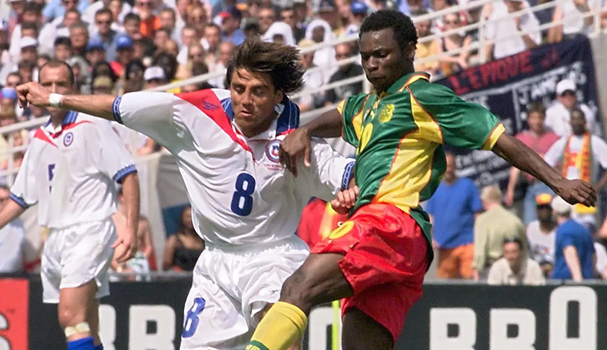 Salomon Olembe. Eks gelandang kiri Kamerun yang kini berusia 41 tahun dan telah pensiun pada Juli 2010 bersama AE Larisa ini tercatat menjadi pemain debutan termuda keempat sepanjang sejarah Piala Dunia. Ia baru berusia 17 tahun, 6 bulan dan 3 hari saat diturunkan dalam laga matchday pertama Grup B menghadapi Austria (11/6/1998) pada Piala Dunia 1998 di Prancis yang berakhr dengan hasil imbang 1-1. Ia kembali masuk skuad Kamerun pada Piala Dunia 2002 sekaligus menjadi Piala Dunia terakhirnya. (AFP/Frank Perry)