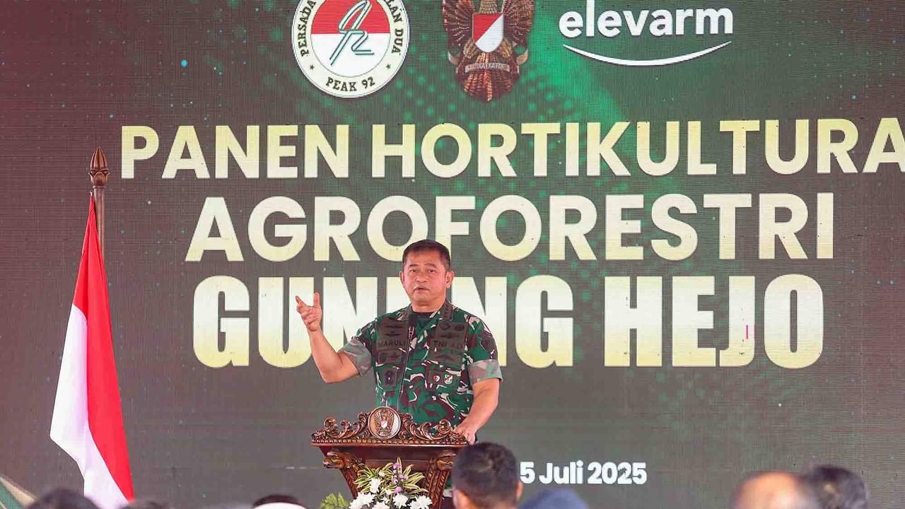 FOTO: Kasad Jenderal Maruli Panen Raya di Gunung Hejo, Dorong Ketahanan Pangan Lewat Agroforestry