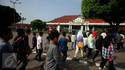 Sejumlah wisatawan berwisata di Kraton Yogyakarta, Rabu (25/5). Para wisatawan banyak memanfaatkan waktu untuk berwisata bersama keluarga pada liburan pasca pelaksanaan Ujian Nasional (UN). (Liputan6.com/Boy Harjanto)
