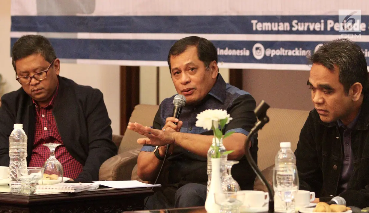 Ketua Harian DPP Partai Golkar, Nurdin Halid (tengah) saat memaparkan rilis survei Evaluasi Pemerintahan Jokowi-JK dan Meneropong Peta Elektoral 2019, Minggu, (26/11). (Liputan6.com/Fery Pradolo)