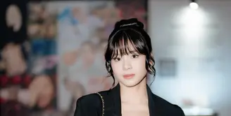 Zee Asadel hadirkan tampilan memikat dengan gaya yang elegan. Paduan outer beskap dan dress bermotif floral yang membuat kesan dewasa. [Foto: Instagram/ Zee Asadel]