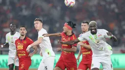 Pemain Persija Jakarta, Hanif Sjahbandi (tengah) berusaha melewati penjagaan sejumlah pemain Persebaya Surabaya dalam laga lanjutan BRI Liga 1 2024/2025 di Stadion Utama Gelora Bung Karno (SUGBK), Senayan, Jakarta, Sabtu (12/04/2025). (Bola.com/M Iqbal Ichsan)