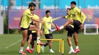 Para pemain Barcelona menggelar latihan di Joan Gamper, Barcelona, Senin (25/5/2020). Latihan tersebut untuk persiapan jelang kembali bergulirnya La Liga Spanyol. (AFP/Miguel Rui)