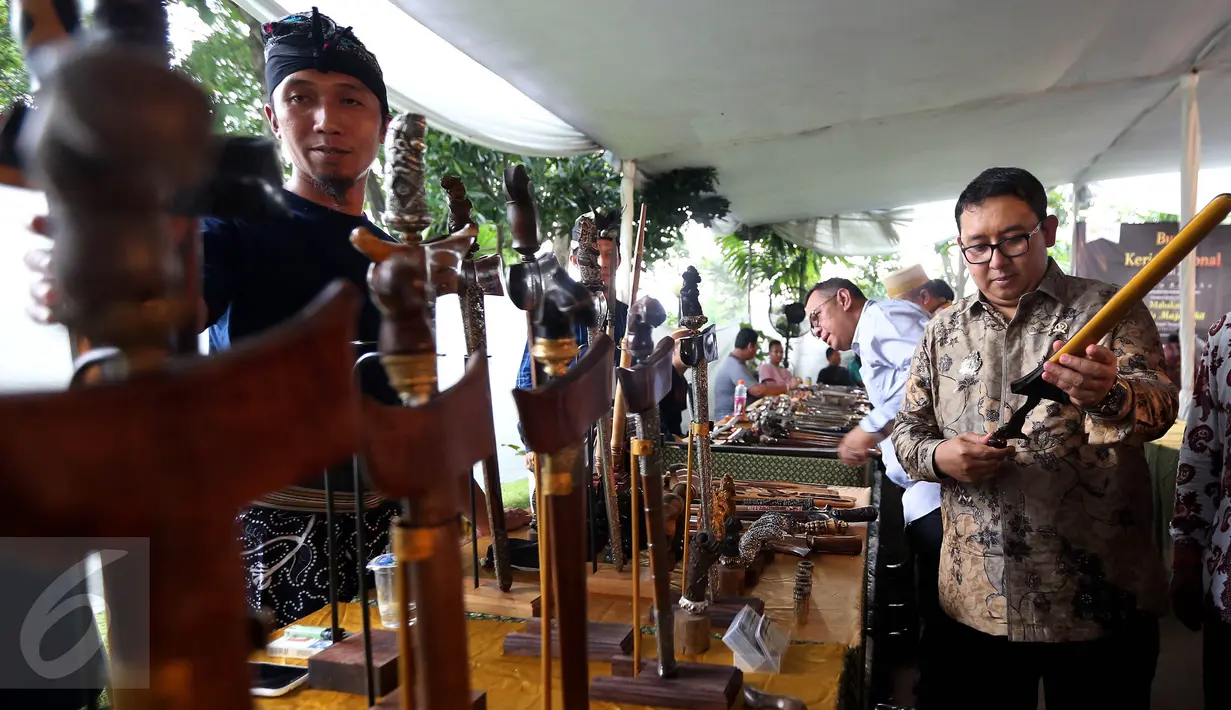 Ketua Umum Sekretariat Nasional Keris Indonesia Fadli Zon melihat pameran keris saat berlangsungnya Pameran Keris Nasional Mahakarya Keris Majapahit di Taman Mini Indonesia Indah (TMII), Jakarta, Kamis (4/5). (Liputan6.com/Johan Tallo)