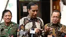 Presiden Joko Widodo  didampingi Menteri Sekretaris Negara, Pratikno, menjenguk Presiden Republik Indonesia ke-3 Bacharuddin Jusuf Habibie. Habibie diketahui sejak Jumat kemarin dirawat di RSPAD Gatot Subroto, Jakarta. (Foto/Biro Pers Istana)