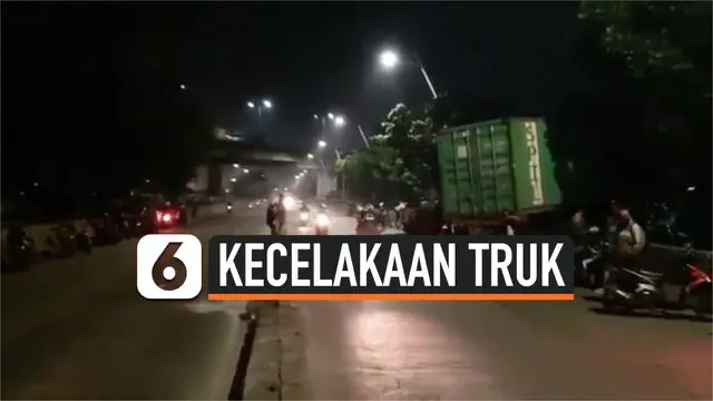 1 orang terluka akibat rumahnya ditabrak oleh truk kontainer. Kecelakaan ini terjadi di Jlalan RE Martadinata Jakarta Utara.