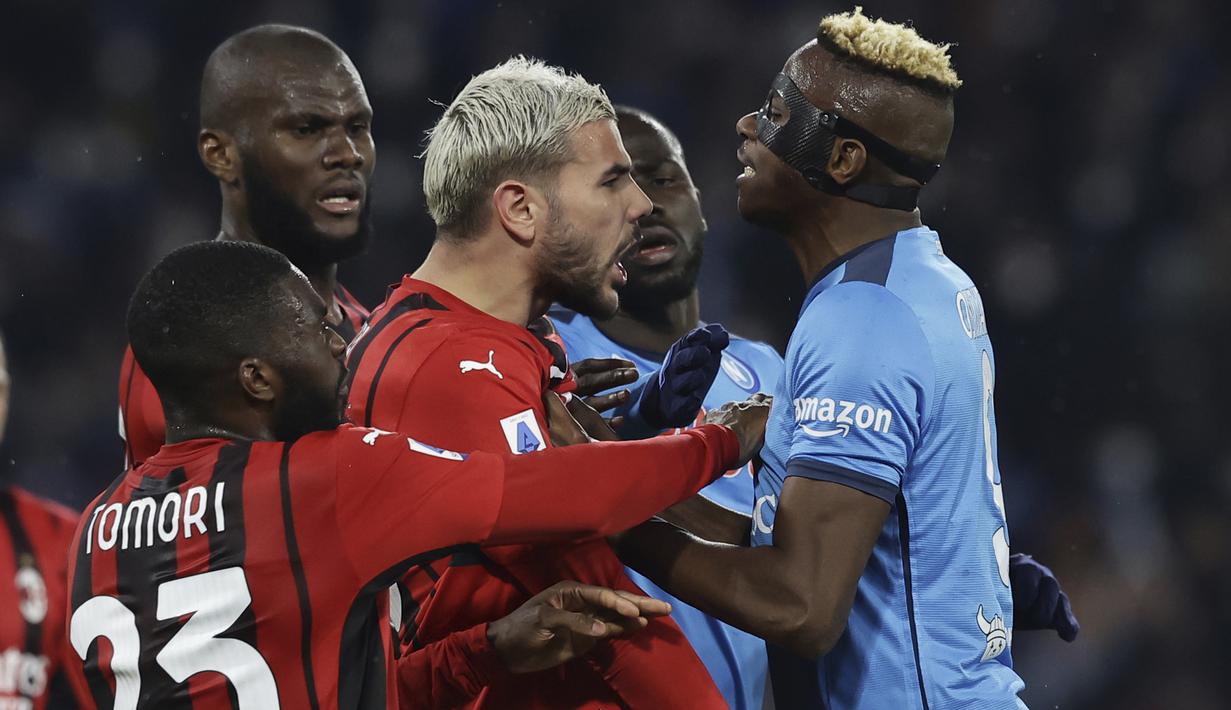 Bahkan pada menit ke-76 Victor Osimhen (kanan) yang frustrasi terlibat keributan dengan Theo Hernandez. Keduanya pun diganjar kartu kuning oleh wasit Daniele Orsato. (LaPresse via AP/Alessandro Garofalo)