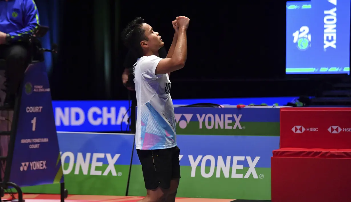 Selebrasi tunggal putra Indonesia, Anthony Sinisuka Ginting merayakan kemenangan atas lawannya, wakil Prancis, Christo Popov pada laga semifinal kejuaraan bulu tangkis All England 2024 di Utilita Arena, Birmingham, Inggris, Sabtu (16/3/2024) sore WIB. Anthony Ginting menang rubber game 19-21, 21-5 dan 21-11. (AP Photo/Rui Vieira)