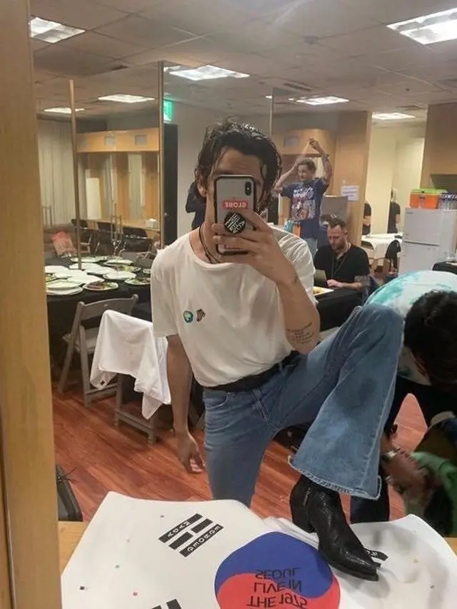 Unggahan Matty Healy vokalis The 1975 menginjak bendera Korea Selatan. (Instagram/ trumanblack via Allkpop).