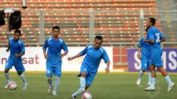 Presenter dan pelawak, Rico Ceper terlihat serius berlatih bersama tim Indonesia All Star di stadion GBK Jakarta, (1/6/2014). (Liputan6.com/Helmi Fithriansyah)