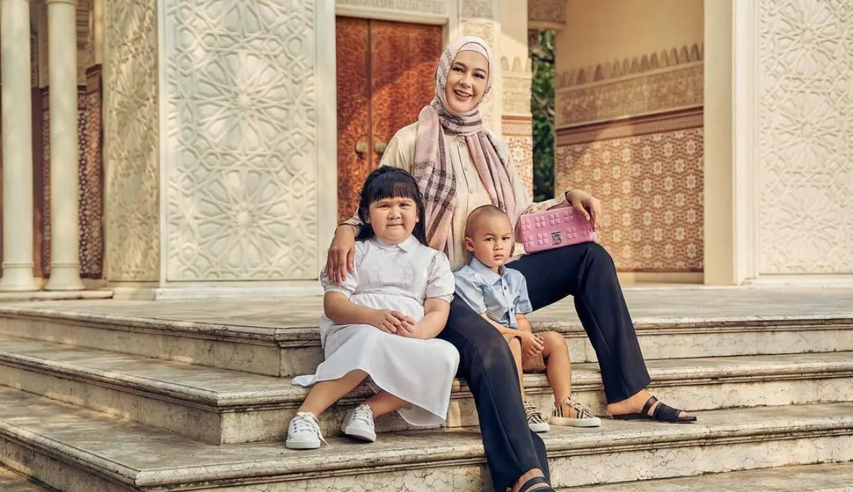 <p>Pashmina dengan dua sisi berada di depan akan membuatmu tampil kekinian.&nbsp;(instagram/paula_verhoeven)</p>