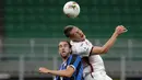 Penyerang Torino, Andrea Belotti berebut bola udara dengan bek Inter Milan, Diego Godin pada pertandingan lanjutan Liga Serie A Italia di stadion San Siro di Milan, Italia (13/7/2020). Inter Milan menang telak 3-1 atas Torino. (AP Photo/Luca Bruno)