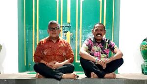 Sekretaris jenderal DPP PDI Perjuangan (PDIP) Hasto Kristiyanto dan Ketua DPC PDIP Kota Solo, FX Hadi Rudyatmo atau FX Rudy  berziarah ke Makam Pangeran Sambernyawa yang terletak di kaki Gunung Lawu, Jawa Tengah. (Foto: Dokumentasi PDIP).