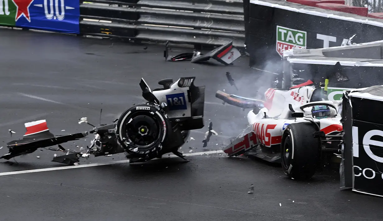 Pembalap Tim Haas, Mick Schumacher mengalami kecelakaan saat Formula 1 GP Monako yang berlangsung di Circuit de Monaco, Minggu, 29 Mei 2022. (AP/Pool/Christian Bruna)