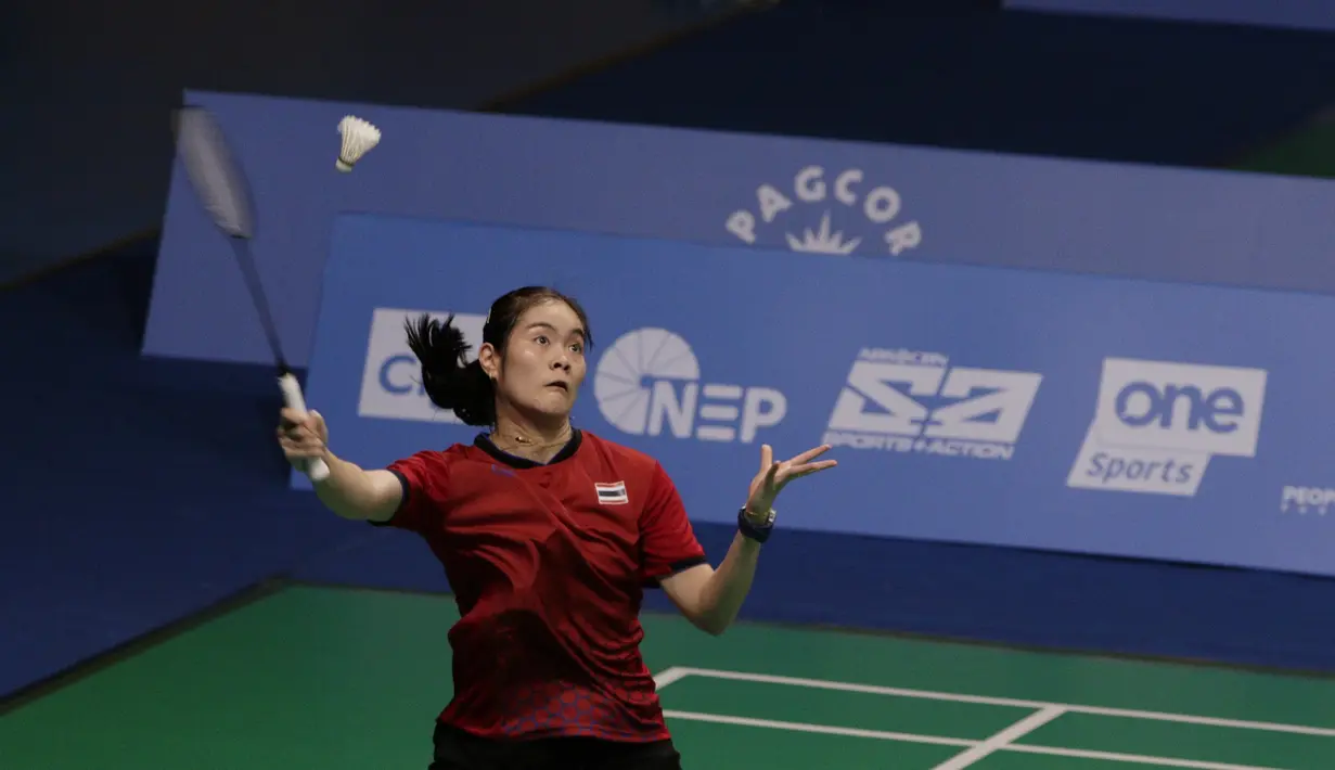 Pebulutangkis Thailand, Busanan Ongbumrungpan, berusaha mengembalikan kok saat melawan Fitriani pada final beregu putri SEA Games 2019 di Muntinlupa Sports Complex, Manila, Selasa (3/12). Kalah 1-3, Indonesia hanya meraih perak. (Bola.com/M Iqbal Ichsan)