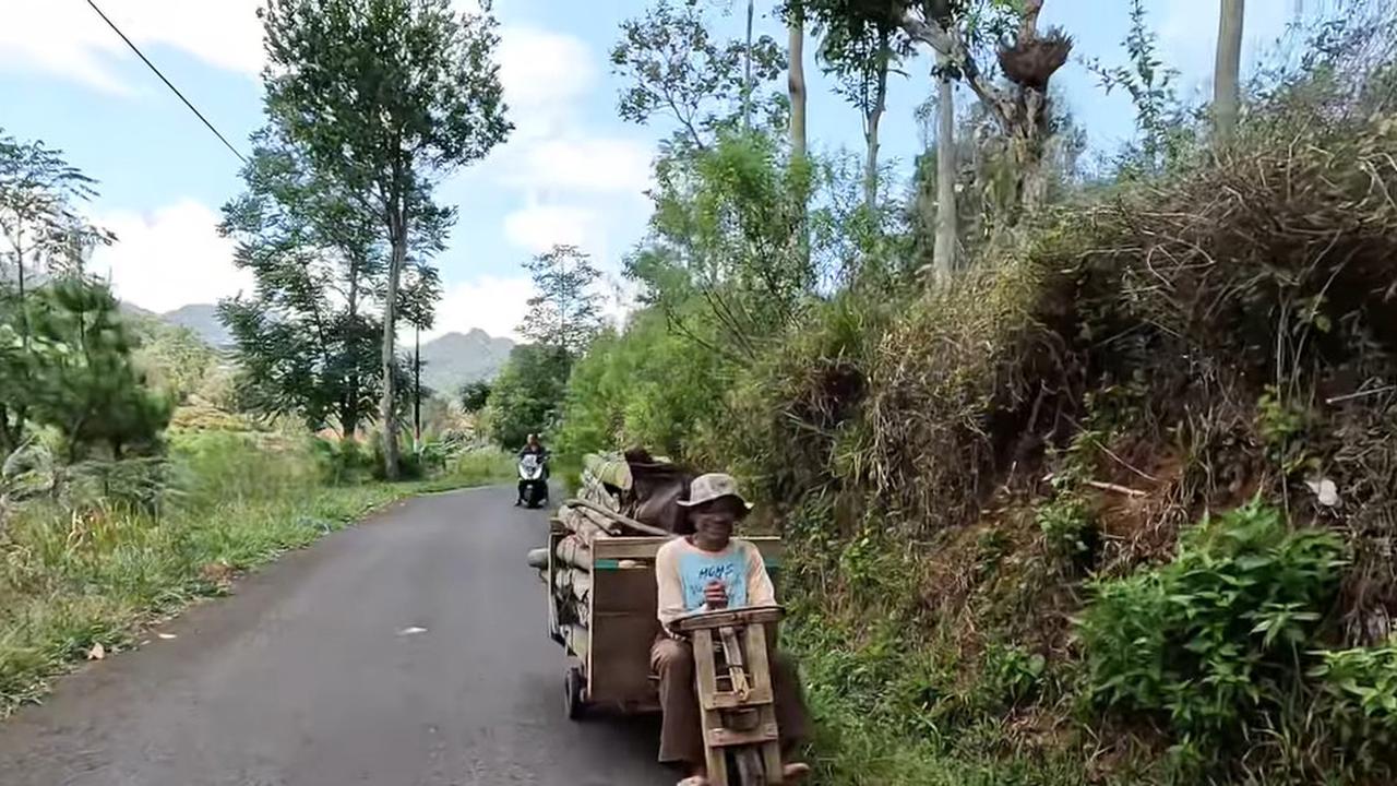 Kreatif Banget, Warga Sumedang Bikin “Truk” Kayu Tanpa Mesin untuk Bantu Ngarit