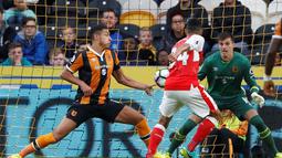 Pemain Hull City, Jake Livermore (kiri), menyentuh bola tendangan pemain Arsenal, Laurent Koscielny, pada laga lanjutan Premier League, di KCOM Stadium, Sabtu (17/9/20106). (Reuters/Russell Cheyne)