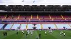 Para pemain Paris Saint-Germain (PSG) saat mengikuti sesi latihan tim di Villa Park, Birmingham, Inggris, pada 14 April 2025. (FRANCK FIFE/AFP)