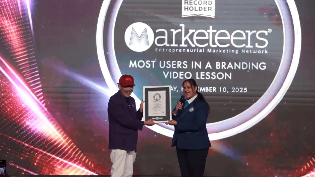 Hermawan Kartajaya, Founder & Chair, MCorp dan Sonia Ushirogochi, Official Adjudicator Guinness World Records Japan K.K.