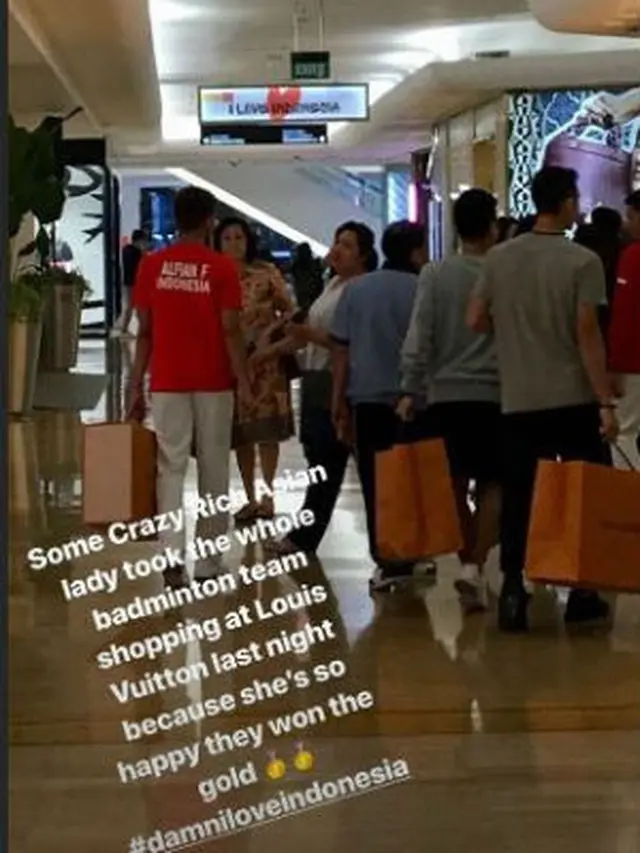 Atlet Bulu Tangkis Putra Indonesia Berpose Di Gerai LV (foto: dream)