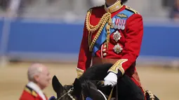 Beberapa tentara Inggris merasa kepanasan pada hari Sabtu saat mereka mengenakan tunik wol dan topi kulit beruang untuk memberi hormat kepada Pangeran William. (AP Photo/Alberto Pezzali)