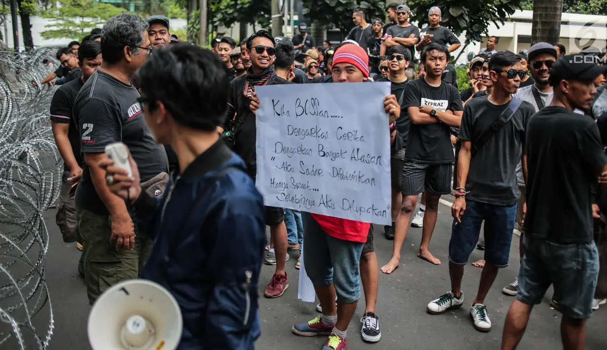 Pengemudi online individu yang tergabung dalam GERHANA (Gerakan HAntam aplikasi Nakal) menggelar aksi di kantor pusat Grab, kawasan Kuningan, Jakarta, Senin (29/10). Dalam aksinya ini mereka mengusung sejumlah tuntutan. (Liputan6.com/Faizal Fanani)