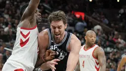 Aksi pemain Spurs, Pau Gasol menerobos pertahanan pemain Houston Rockets, Clint Capela pada lanjutan NBA basketball game di AT&T Center, San Antonio, (1/02/2018). Houston menang 102-91. (AP/Darren Abate)