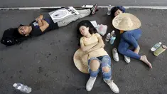 Pengunjuk rasa tidur di jalan saat aksi gerakan Bersih 4.0 di ibukota Malaysia, Kuala Lumpur, Minggu (30/8/2015). Aksi tersebut menuntut pengunduran diri PM Malaysia Najib Razak terkait tuduhan korupsi. (REUTERS/Olivia Harris)