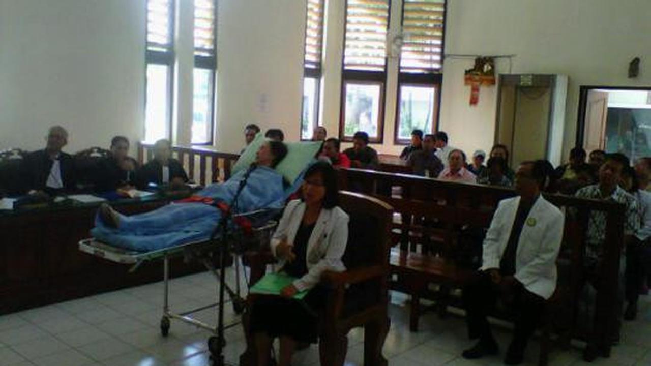 Nenek 77 tahun ini disidang bak Mubarak