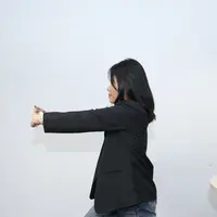 ilustrasi Tips mengatasi punggung pegal karena terlalu lama duduk/fimela/adrian putra