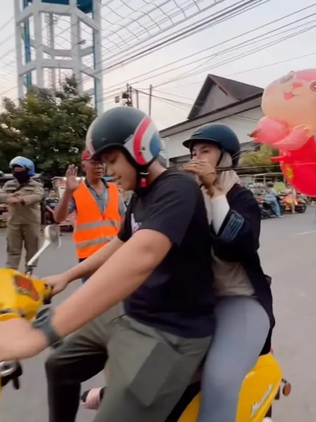 Chacha Frederica ngabuburit bersama suami (Instagram/chafrederica)