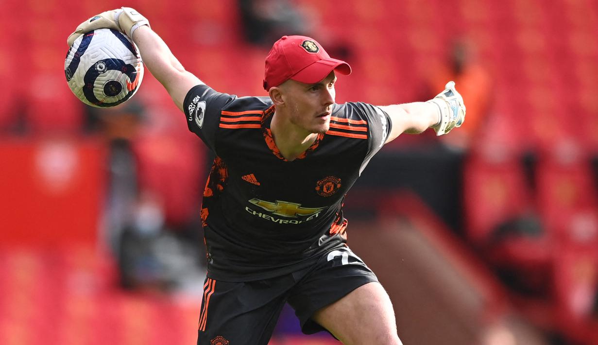 Dean Henderson. Kiper berusia 25 tahun ini baru saja dipinjamkan Manchester United ke Nottingham Forset pada awal musim 2022/2023. Ia juga merupakan produk Akademi MU sejak 2013/2014 yang dipromosikan ke tim senior pada awal musim 2020/2021 setelah sebelumnya sempat dipinjamkan ke beberapa klub. Ia sempat bermain di Premier League selama 2 musim bersama Sheffield United mulai 2018/2019 hingga 2019/2020. MU memulangkannya pada awal musim 2020/2021 usai Sheffield United terdegradasi ke Championship. Meski sempat merebut posisi kiper utama dari David De Gea, namun sayang ia harus terjangkit COVID-19 dan posisinya kembali direbut David De Gea. (AFP/Pool/Stu Forster)