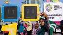 Warga swafoto dengan latar layar Countdown Asian Games 2018 saat Car Free Day di Bundaran HI, Jakarta, Minggu, (10/09). Asian Games akan berlangsung pada 18 Agustus hingga 2 September 2018. (Liputan6.com/Fery Pradolo)